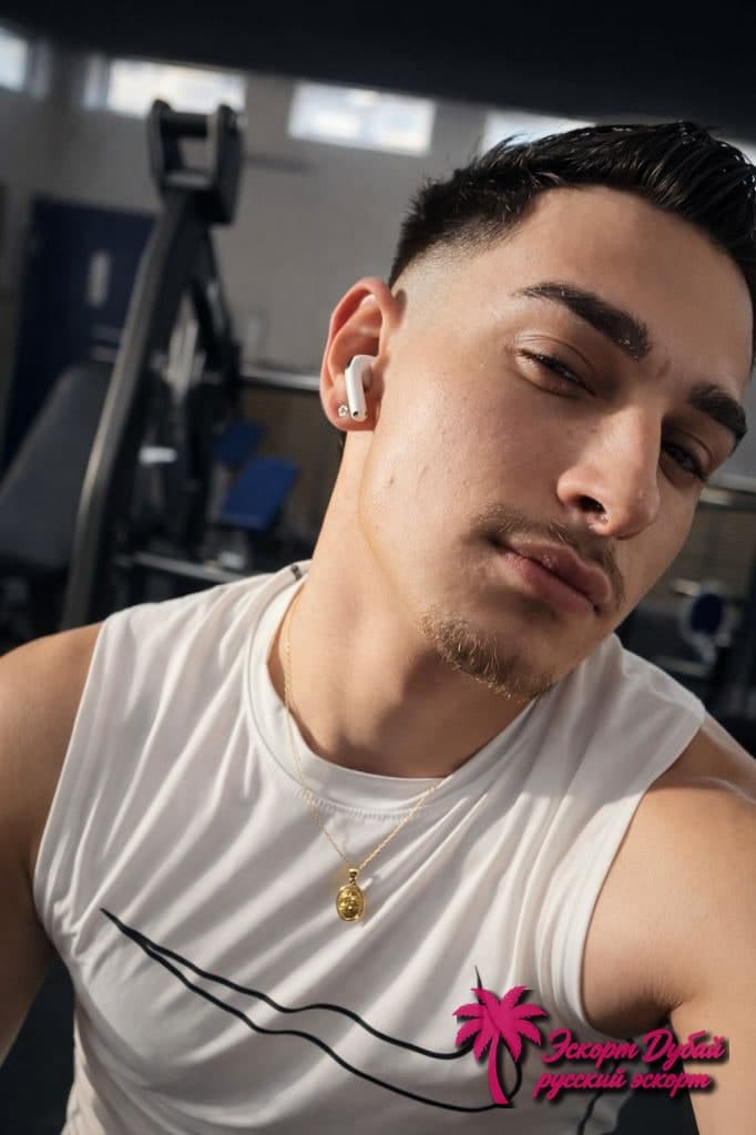 Alexsuperman, 22 года — фото 2 из 4: стройное телосложение, европеец, карие глаза
